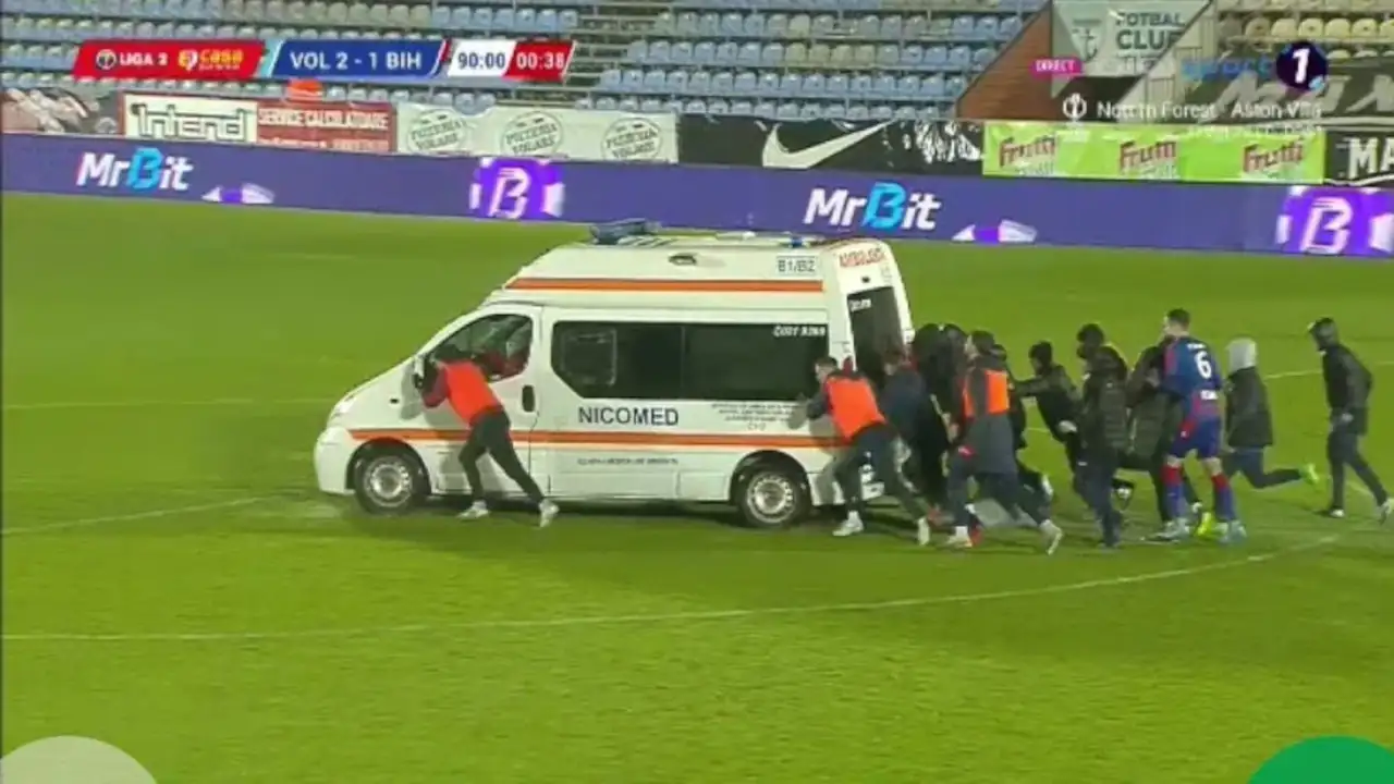 Bacağı kırılan futbolcuyu taşıyan ambulans çamura saplandı