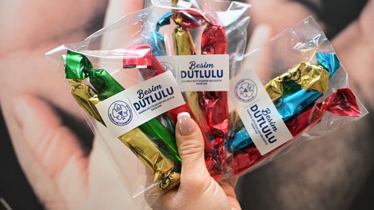 Festivale gidemeyen hastalara şifa niyetine mesir macunu dağıtıldı