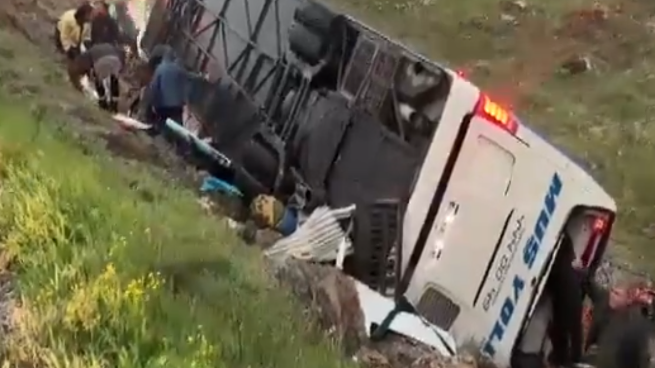Malatya’da yolcu otobüsü şarampole devrildi: Ölü ve yaralılar var!