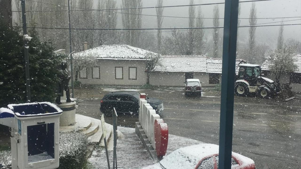 İzmir'de kar şaşkınlığı: Ödemiş beyaza büründü, ana yollar kilitlendi!