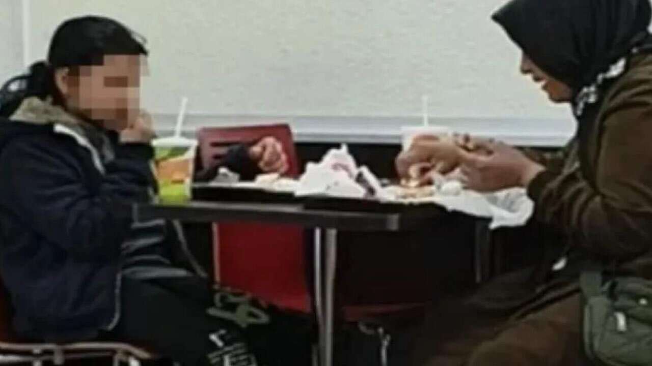 Anne ile kızı ‘fakir’ diye restorana almak istemeyen burgerci tepki çekti