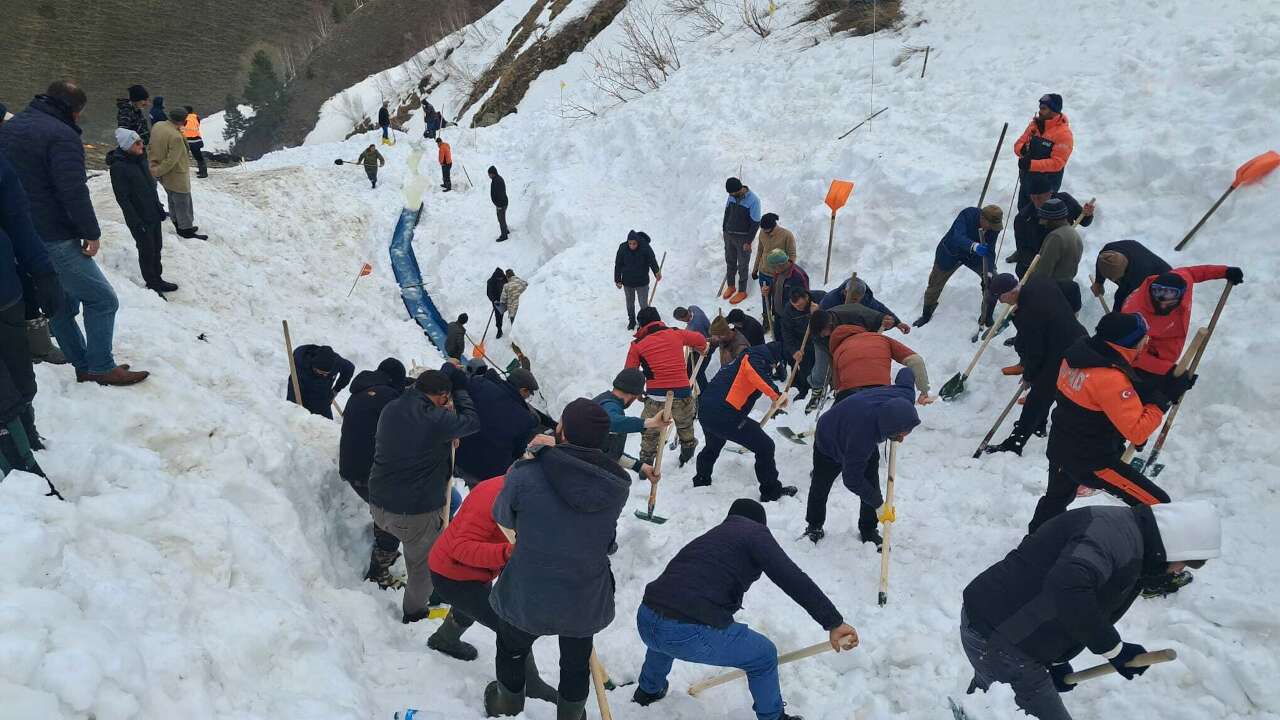 Çığ altında kalan çoban Bülent Gezer'i arama çalışmaları devam ediyor