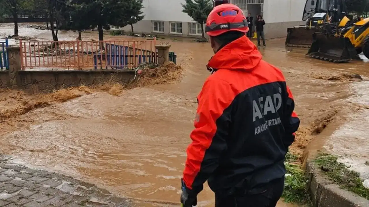 Fırtına ve sel vurdu: AFAD ölü ve yaralı sayısını açıkladı