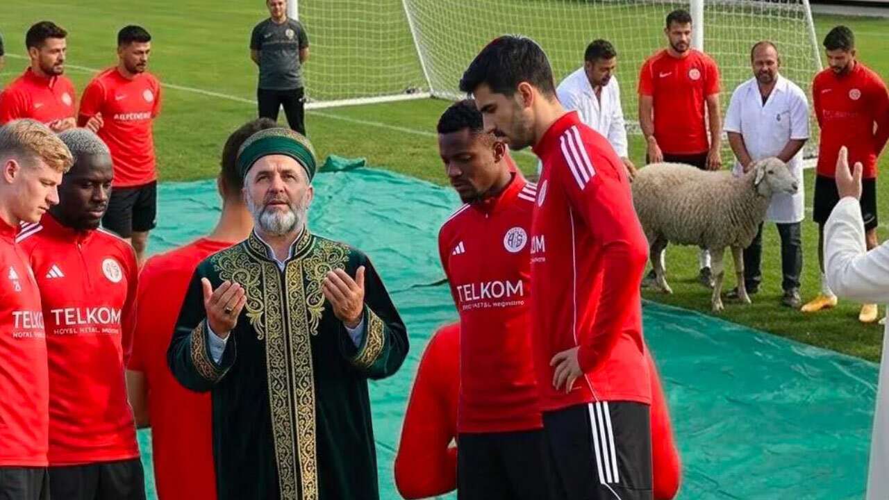 Antalyaspor'da antrenmana hoca getirildi ve sahaya okunmuş su döküldü
