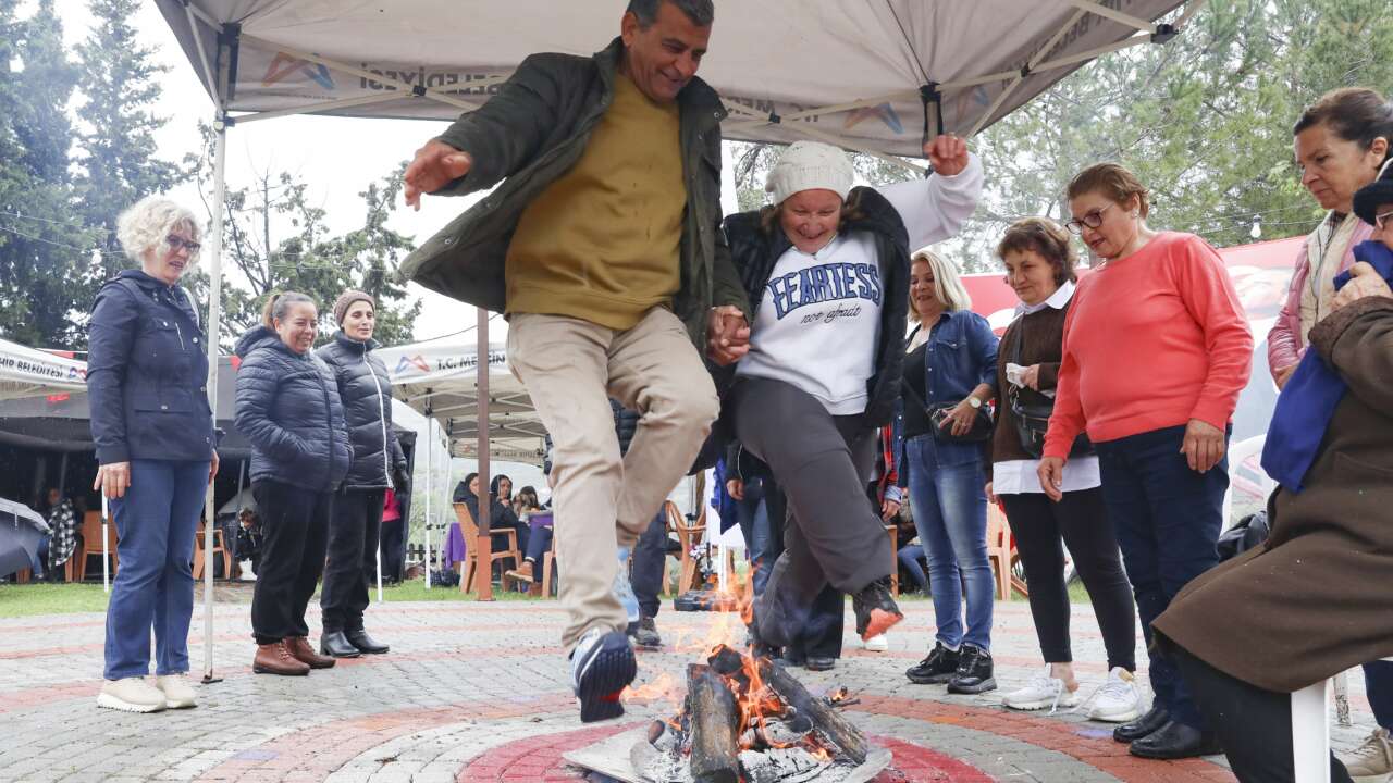 Mersin’de Hıdırellez coşkusu: Ateşler yakıldı, dilekler tutuldu
