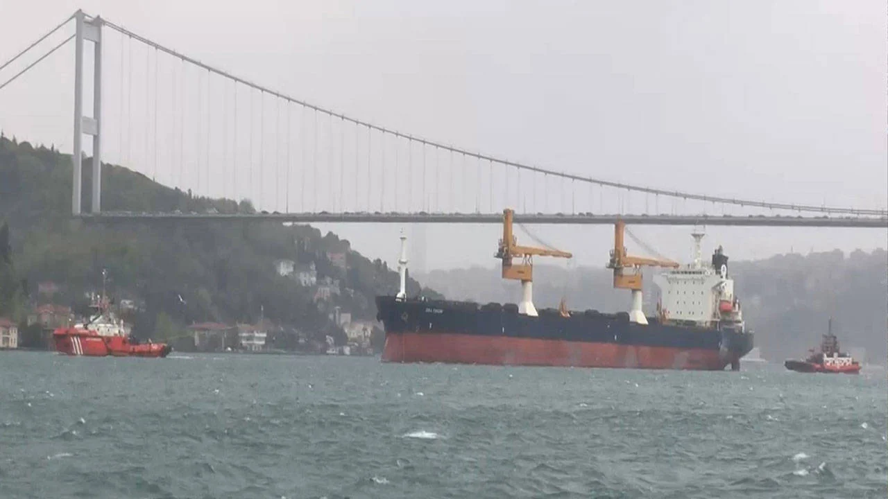 İstanbul'da boğaz trafiği askıya alındı