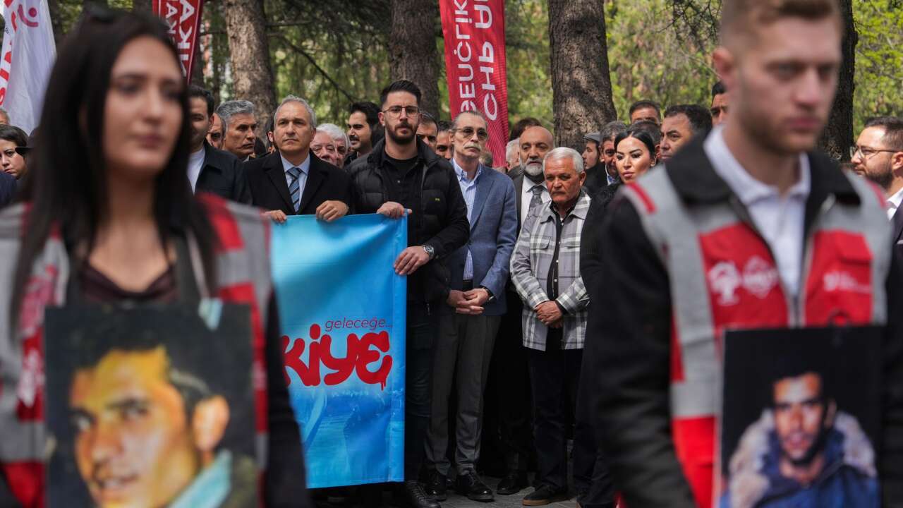 Erdal Beşikçioğlu, üç fidanı anma törenine katıldı