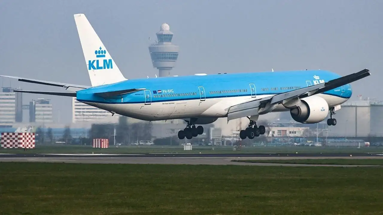 KLM kabin memuru hastaneye kaldırıldı