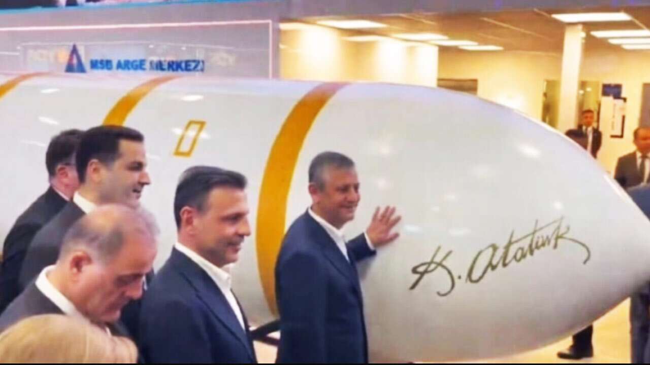 CHP lideri Özgür Özel, savunma fuarını ziyaret etti: Biz KAAN'ın göklerde uçacağını görüyoruz