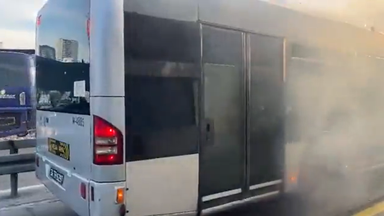 Seyir halindeki metrobüste yangın paniği! Seferler durduruldu