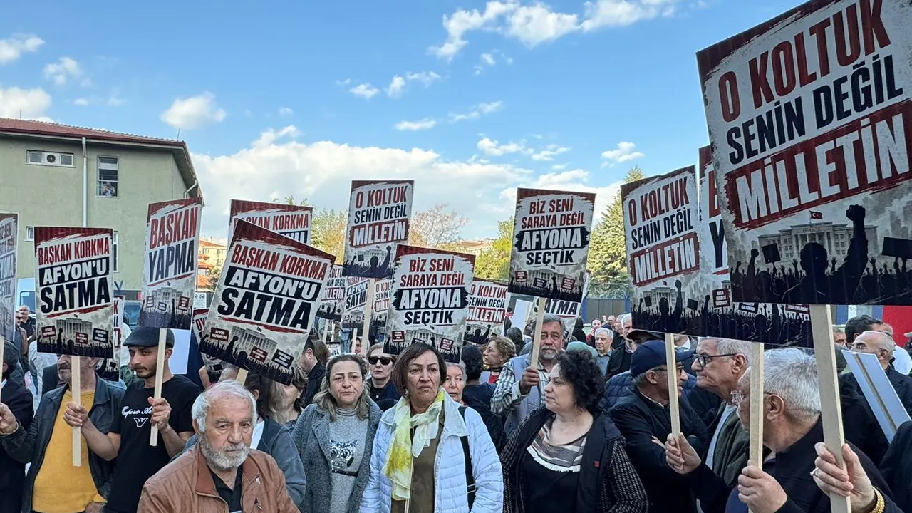 Afyonlular, Burcu Köksal'a belediye önünden seslendi: "O koltuk senin değil milletin"
