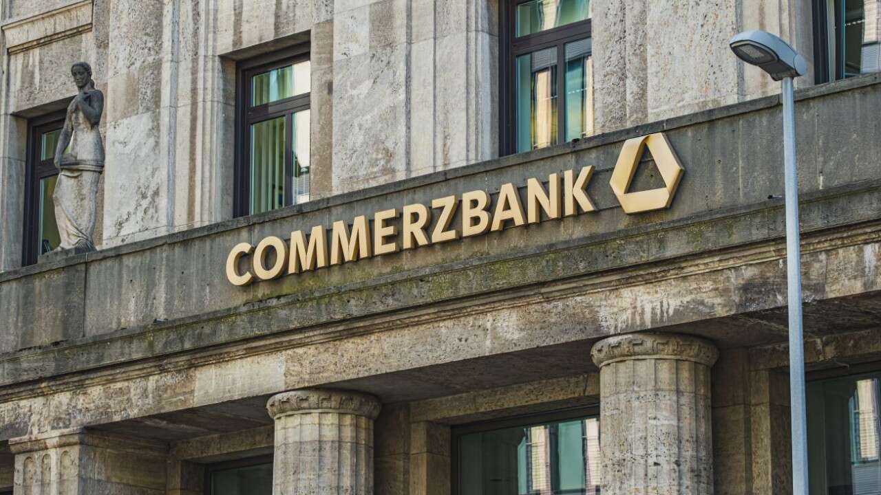 İlk çeyrekte 913 milyon euro kâr yetmedi: Dev banka 3 bin kişiyi işten çıkartıyor!