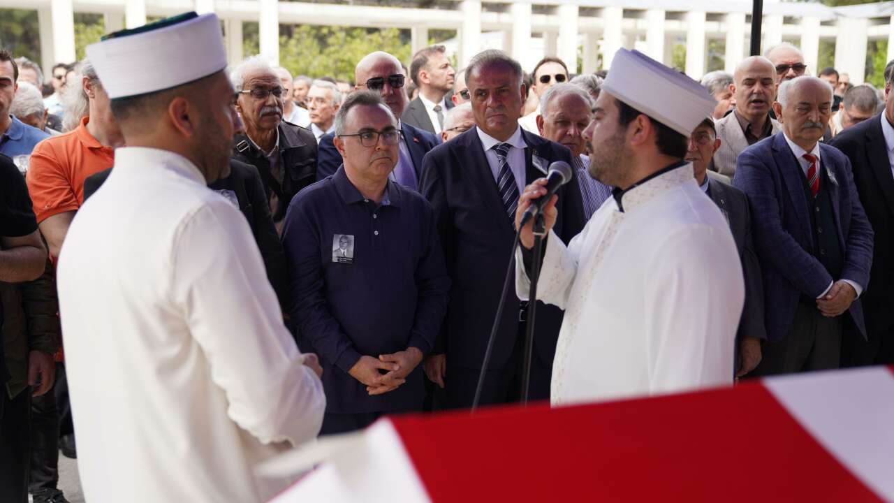 İBB operasyonunda gözaltı kararı verilen Yasin Çağatay Seçkin babasının cenazesine katıldı