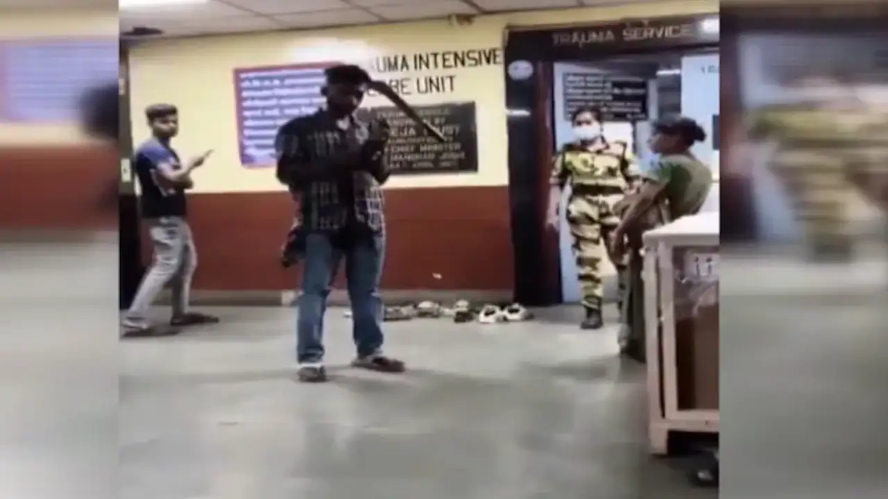 Dünyada viral oldu: Kafasına balta saplandı, sıra bekledi, telefonla oynadı...