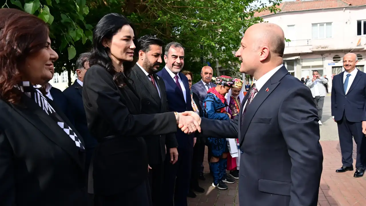 Aydın'da protokol krizi: Çerçioğlu AK Parti İl Başkanı'nın arkasına atıldı!