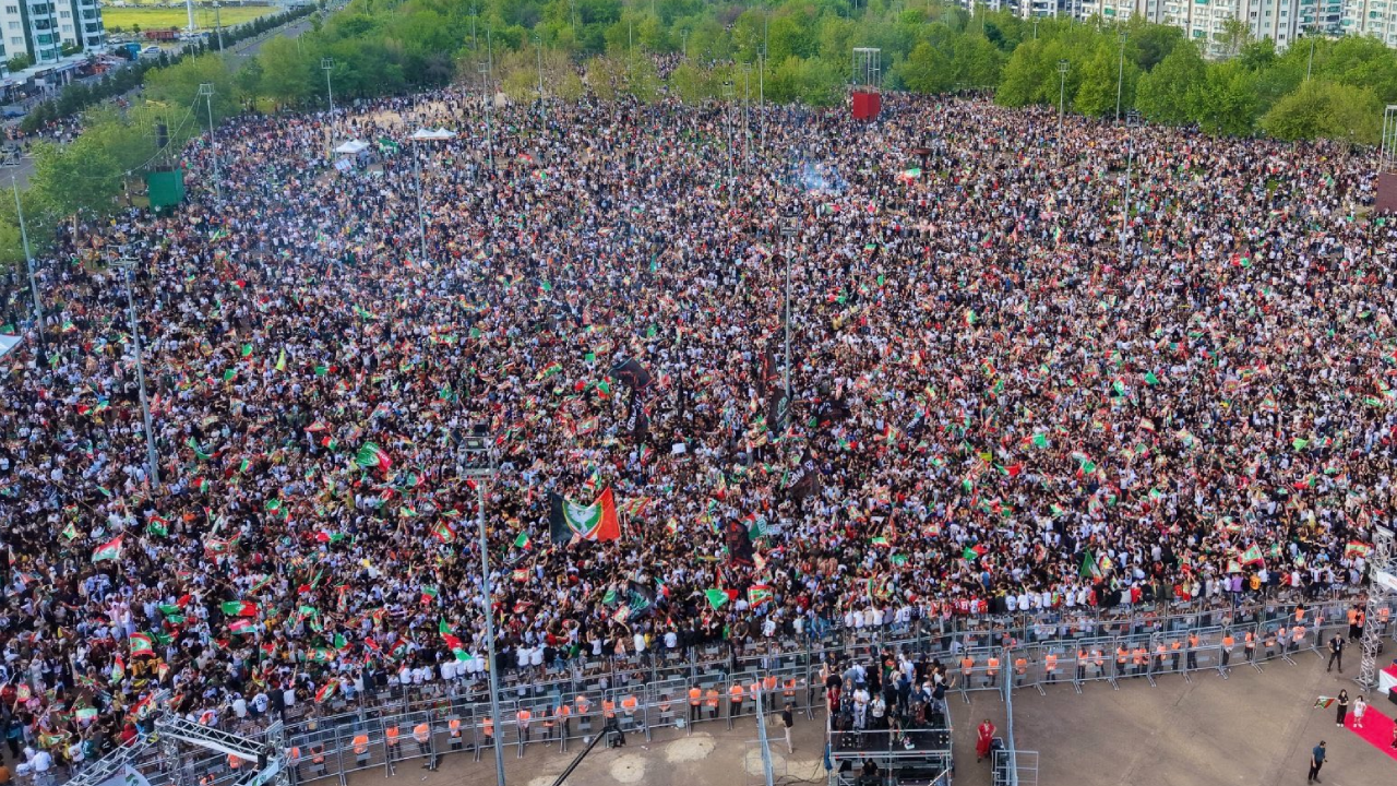 Yüz binler Nevruz Parkı’na aktı, Amedspor kupasına kavuştu!
