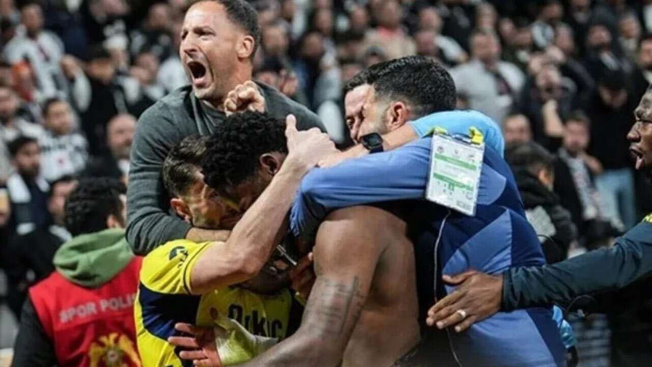 Fenerbahçe'den ayrılan golcü Galatasaray'a haber gönderdi