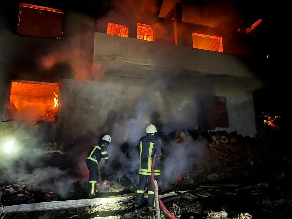 Tokat'ta bir ev alev alev yandı