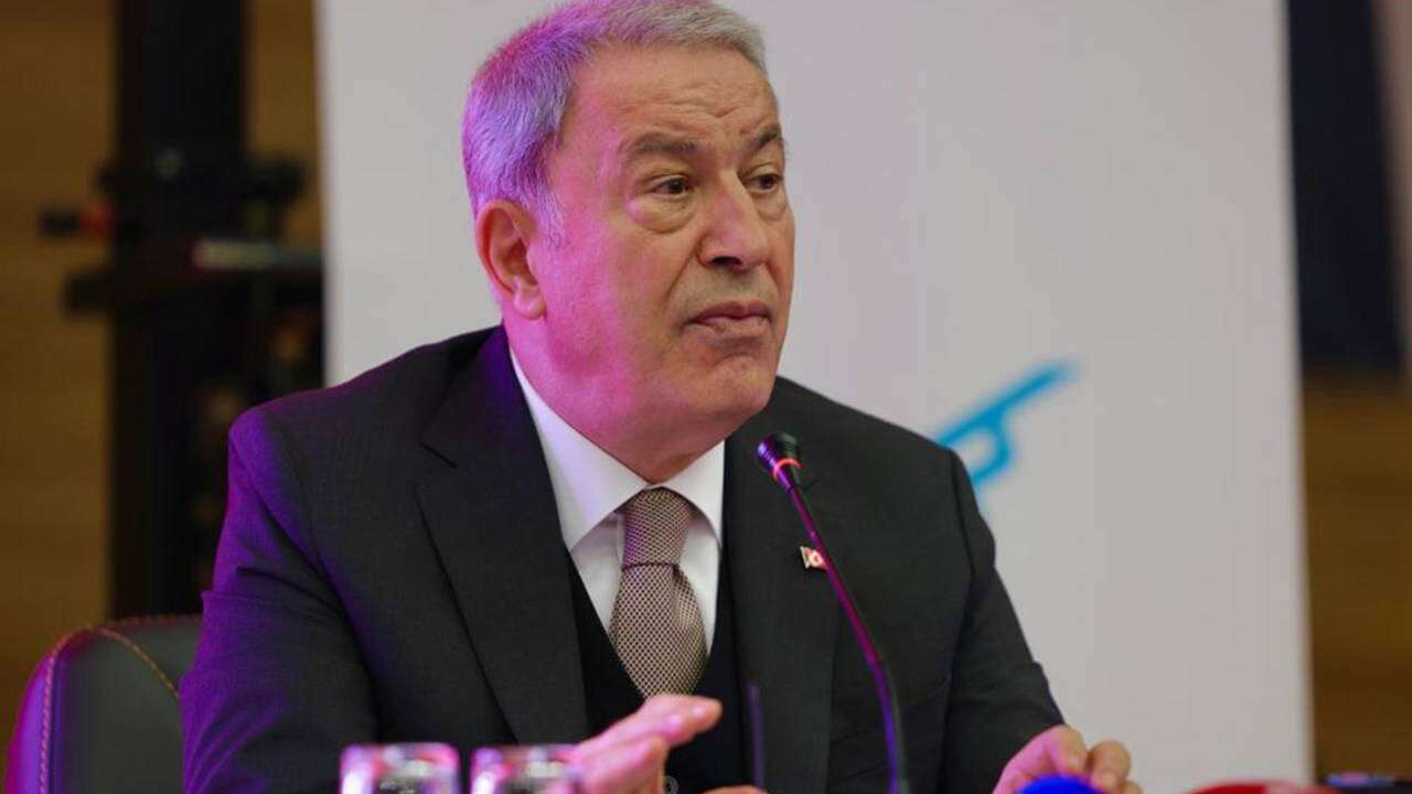 Hulusi Akar üniversitede: Annenize babanıza söyleyin ya da söylemeyin, Çin'e gidin