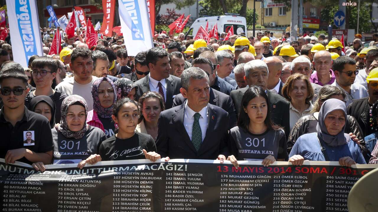 Soma'da anmalar sürüyor: Özel madencilerin mezarlarını ziyaret etti