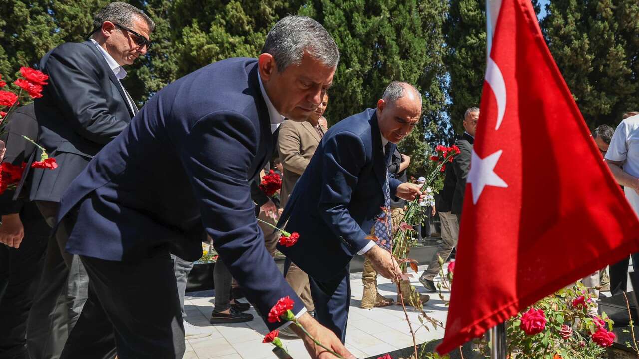Soma'da anmalar sürüyor: Özel madencilerin mezarlarını ziyaret etti