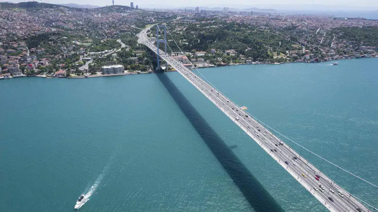 Drone saldırısına uğrayan gemi nedeniyle İstanbul Boğazı'nda gemi trafiği durdu