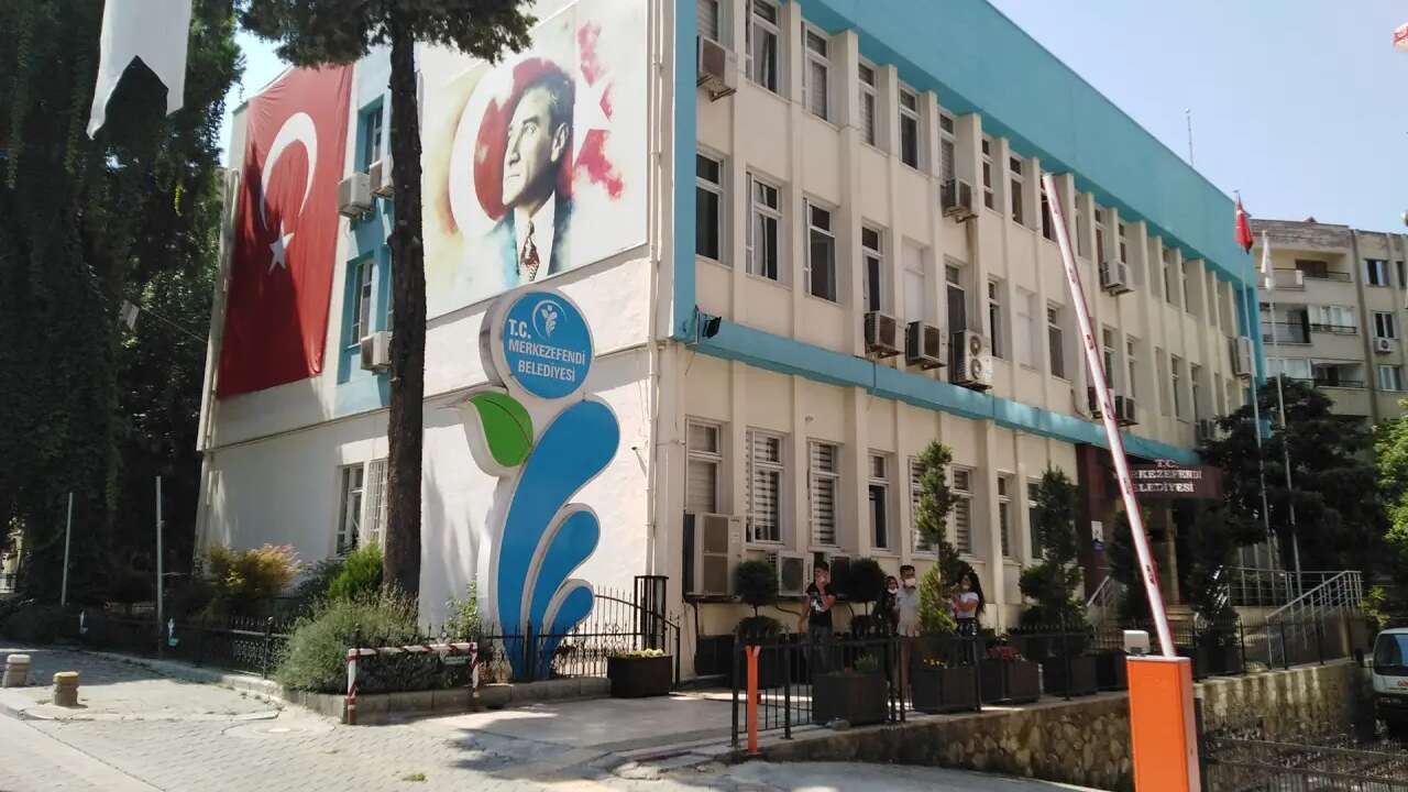 Merkezefendi Belediyesi'ne operasyon: Başkan yardımcısı gözaltına alındı