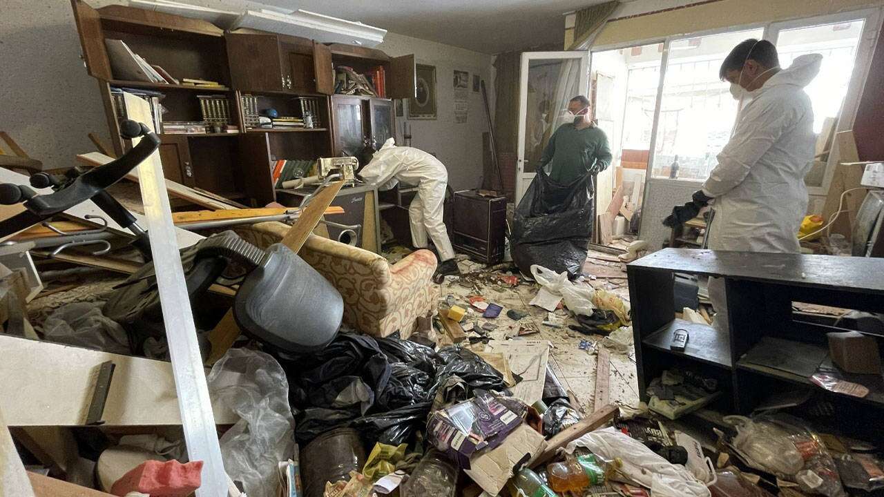 İzmir'de çöp evden 10 ton atık çıkarıldı