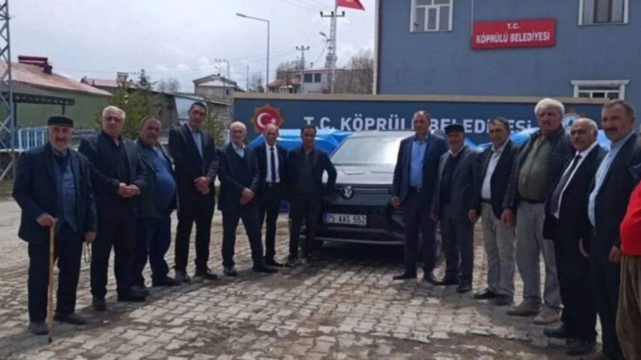Son model araba aldı gören herkes fotoğraf çektiriyor: Belediye ise borç batağında