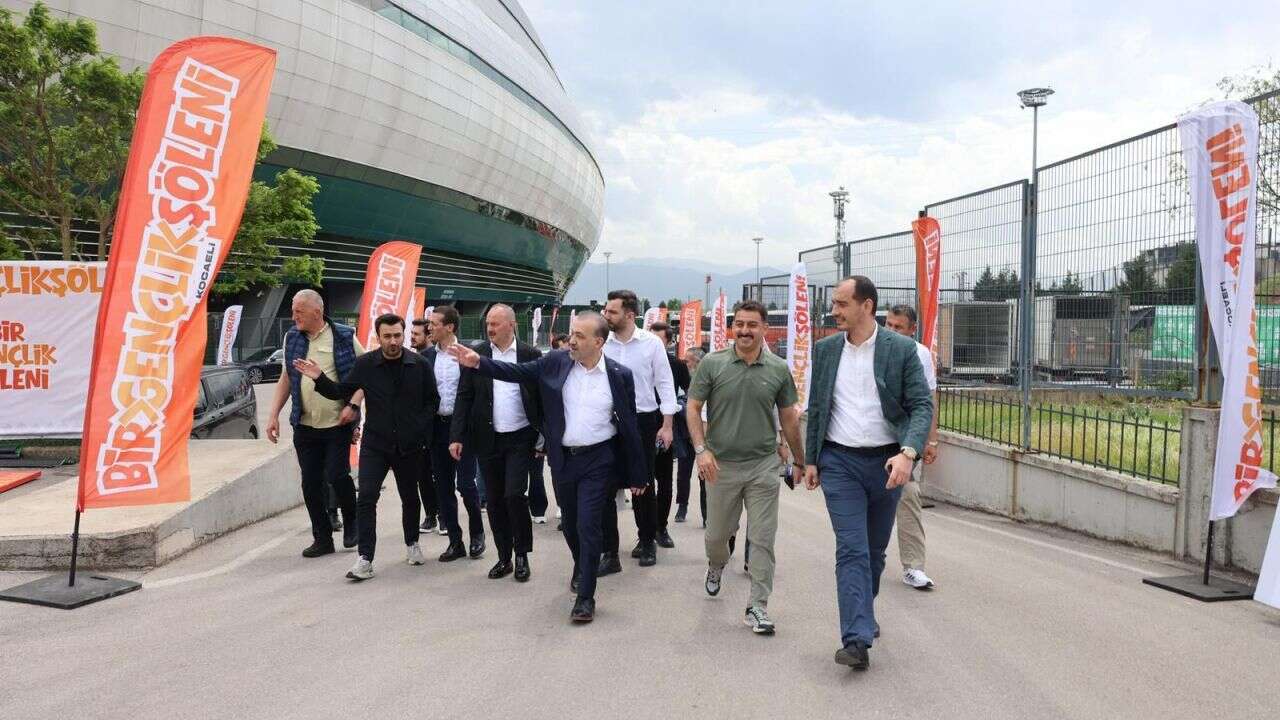 AK Parti gençlik etkinliğine 'gezi' dediler: Kandırılan öğrenciler isyan etti, stadyumdan çıkışları engellendi