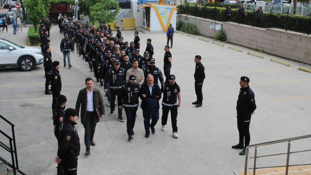 Tepebaşı Belediyesi'ne operasyon: 25 kişi adliyeye sevk edildi