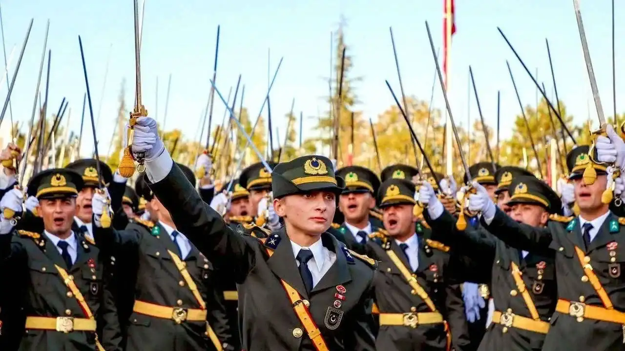 TSK'dan atılan teğmene Mansur Yavaş sahip çıktı