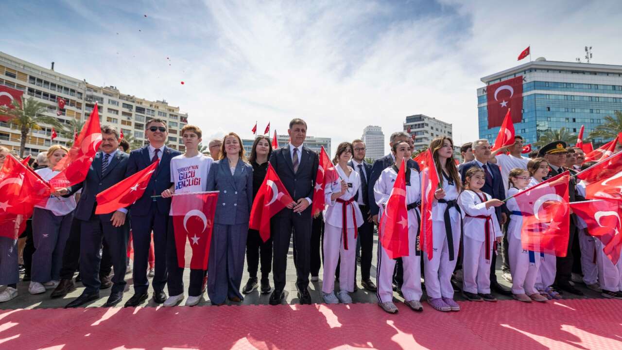 İzmir’de 19 Mayıs meydanlara taştı