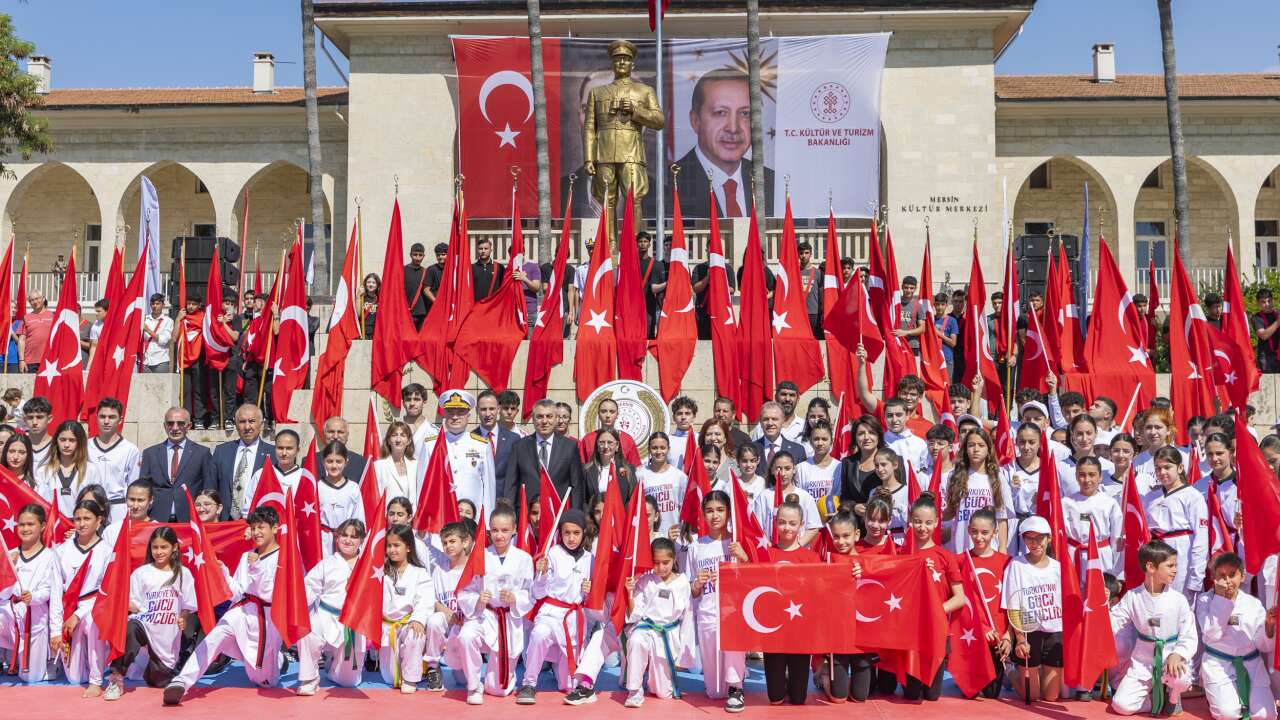 Vahap Seçer: Gençlerimiz dün olduğu gibi bugün de bu ülkenin umudu ve geleceğidir