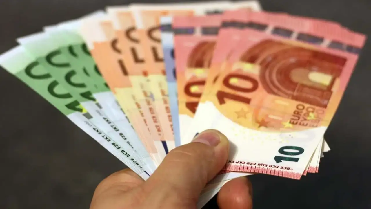Almanya'da milletvekilleri 500 euro zamlı maaştan vazgeçiyor