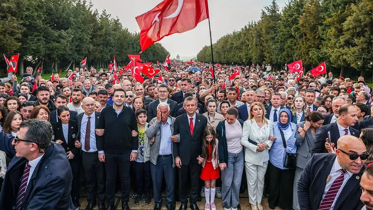 Anıtkabir'e gençlerle yürüdü: Özel'den gençlere çağrı!