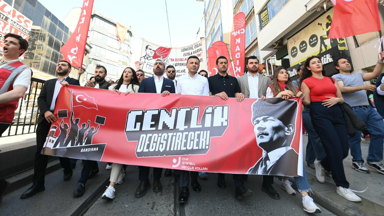 CHP Gençlik Kolları'ndan Kadıköy'de kitlesel 19 Mayıs korteji