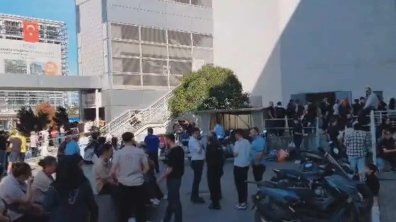İstanbul'da AVM'de yangın paniği: Vatandaşlar tahliye edildi