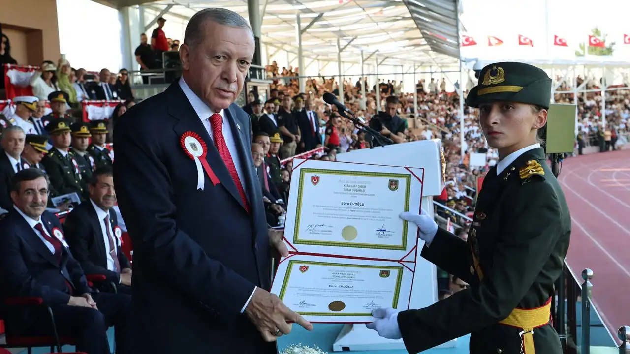 Ebru teğmenin geri dönüşünü reddeden hakimin albümü: AK Partililerle fotoğraflar dikkat çekti