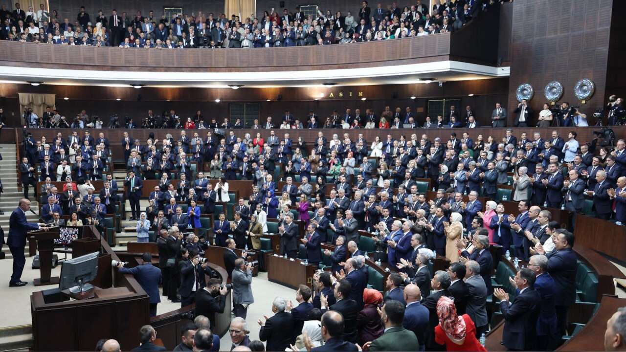 AK Parti grup toplantısında yeni dönem: Bakanlar soruları yanıtlamadı