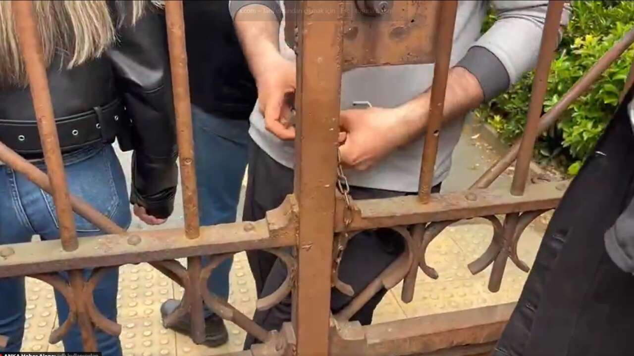 Kapatma kararı verilen Bilgi Üniversitesi kapısına kilit vuruldu!