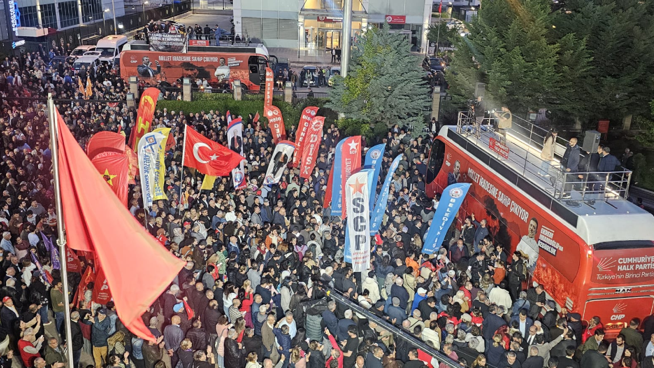 'Butlan'a karşı kitlesel nöbet: Yurttaşlar Genel Merkez önünde toplandı