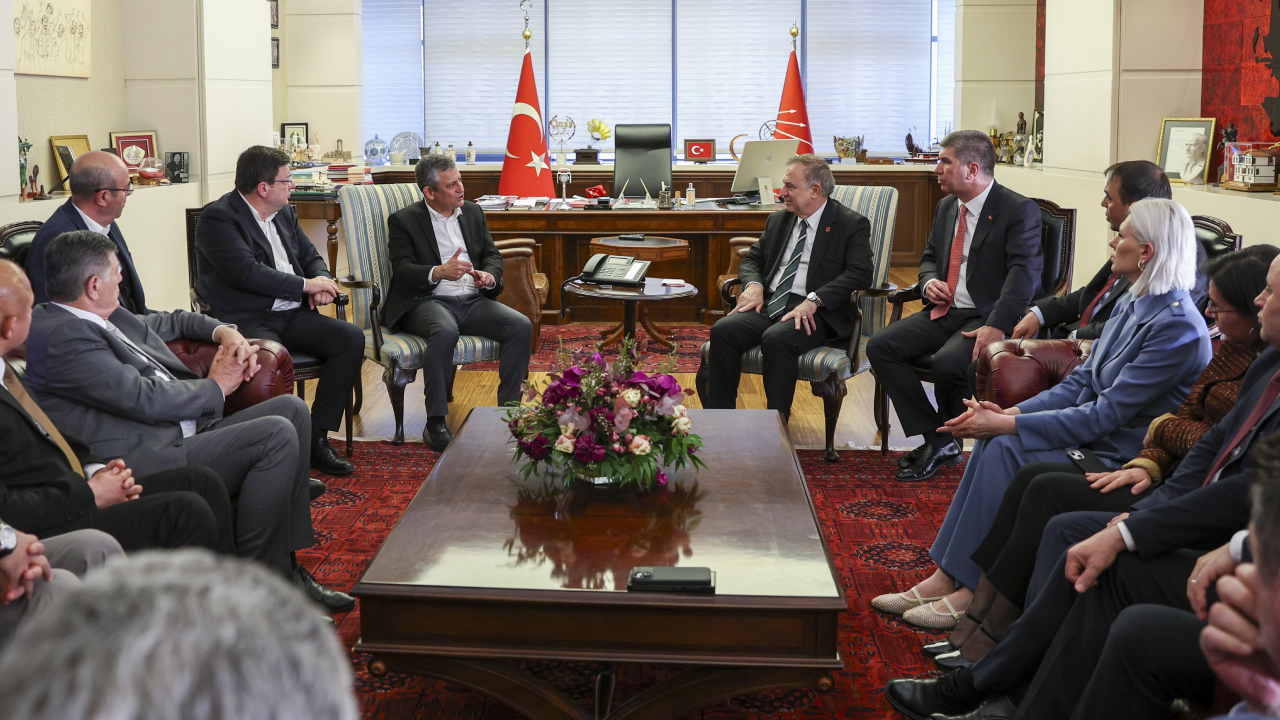 Özgür Özel, CHP'li il belediye başkanları ile görüştü