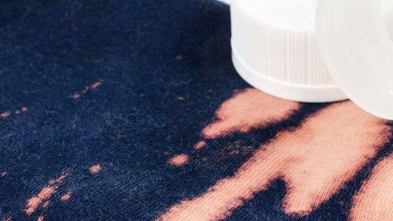 Çamaşır suyu lekesini geçiren yöntem. Kıyafetteki lekeyi yok ediyor