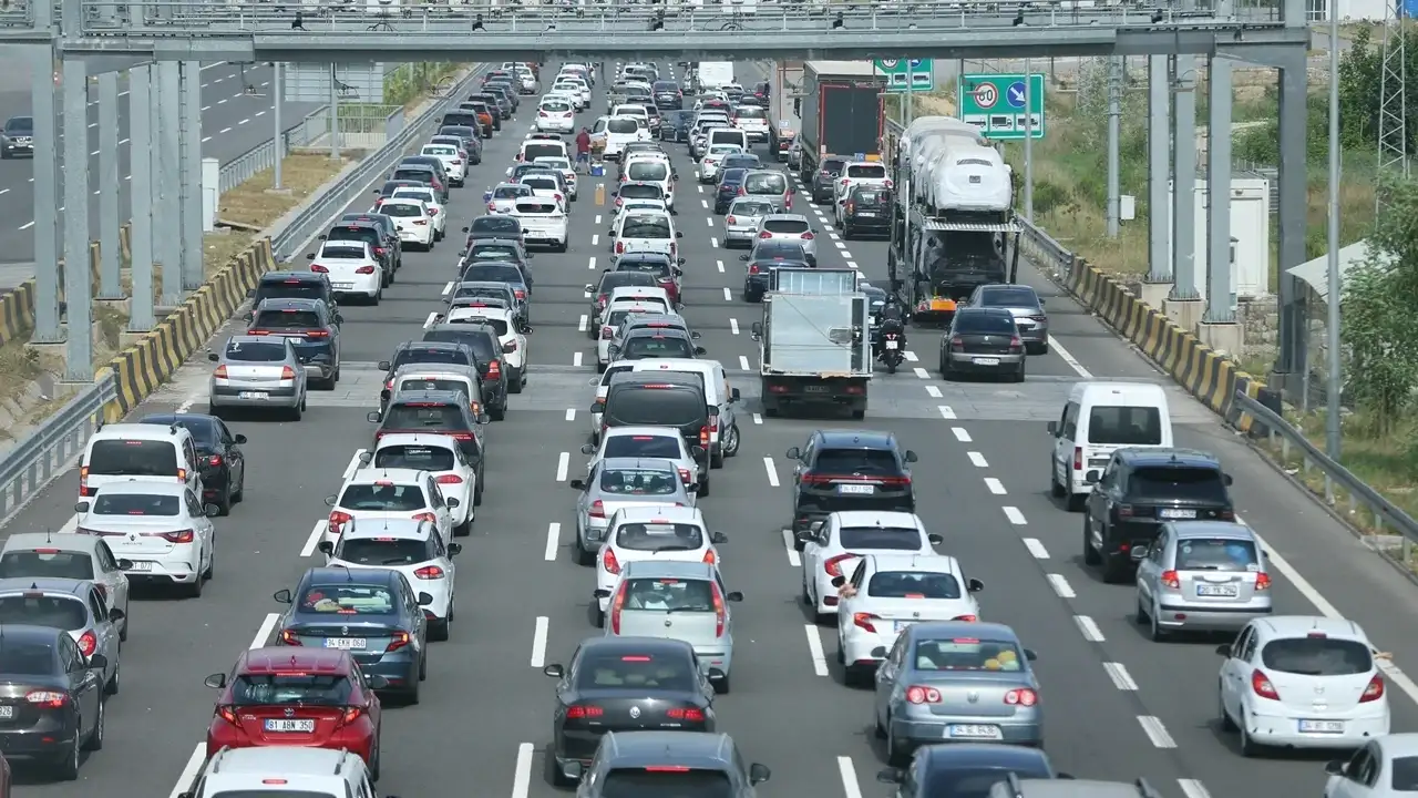 İstanbul boşalıyor: Bayram tatili başladı, trafik yoğunlaştı