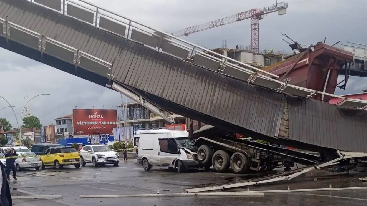 Damperi açık kalan kamyon üst geçidi yıktı: 3 yaralı