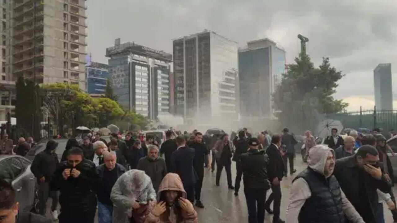 CHP Genel Merkezi’ne yürüyen CHP il başkanlarına polisten biber gazı!