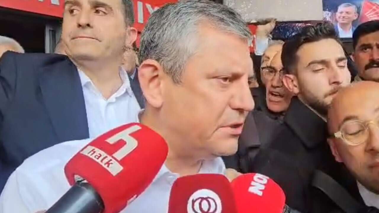 CHP lideri Özgür Özel, Genel Merkez binasından çıktı: Herkes kendisine yakışanı yapıyor, biz CHP’ye yakışanı!