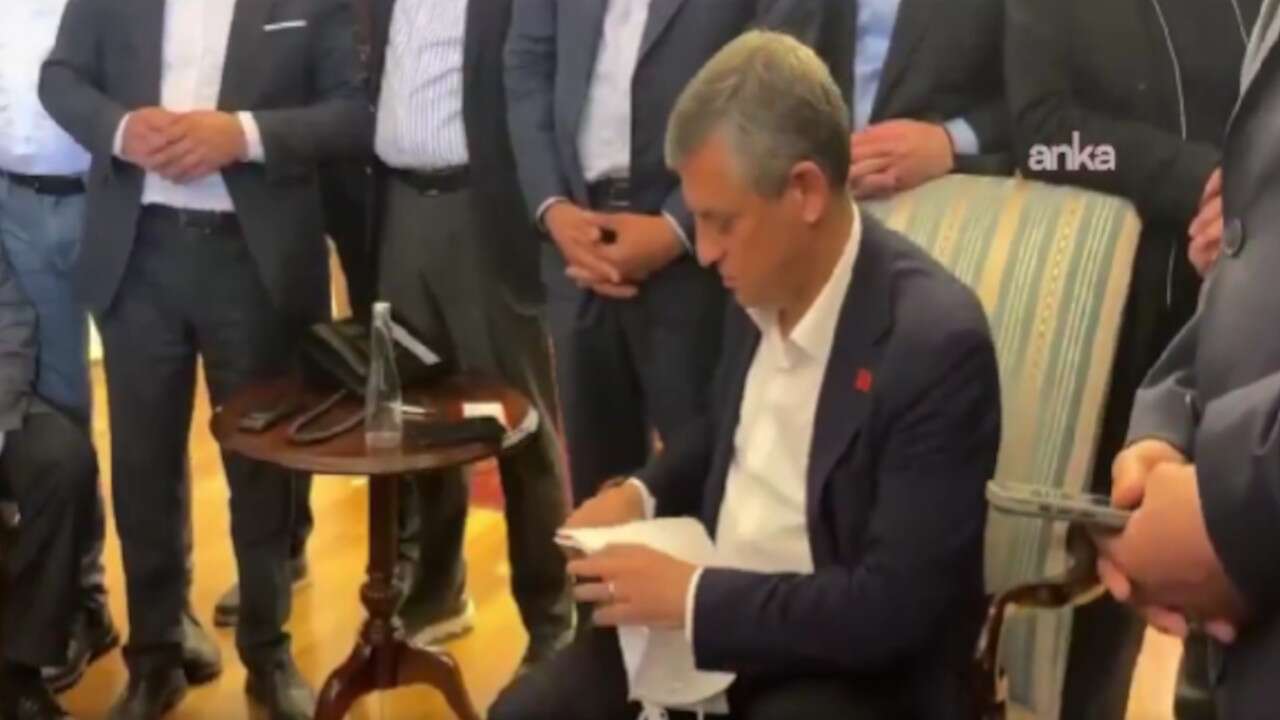 Özgür Özel mutlak butlan tebligatını yırttı: İşte o anlar