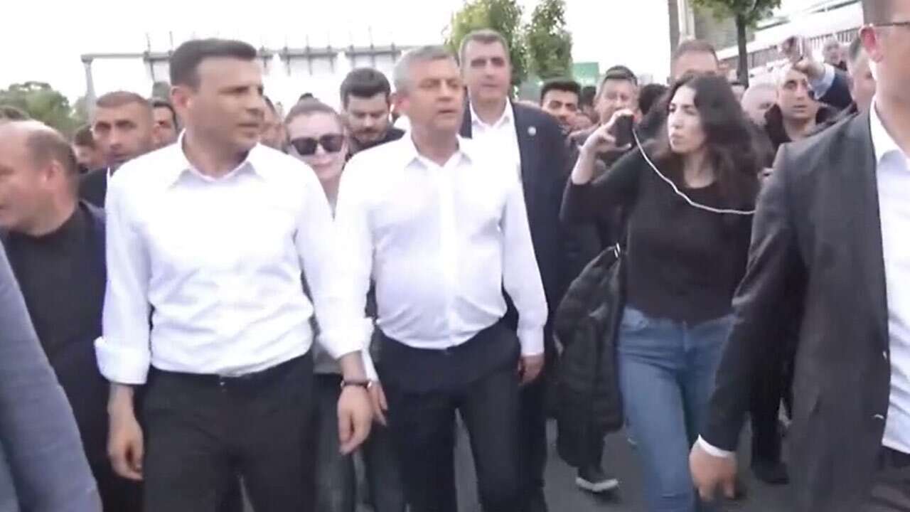 CHP lideri Özgür Özel genel merkezden çıktı, Meclis’e yürürken sert polis müdahalesi!